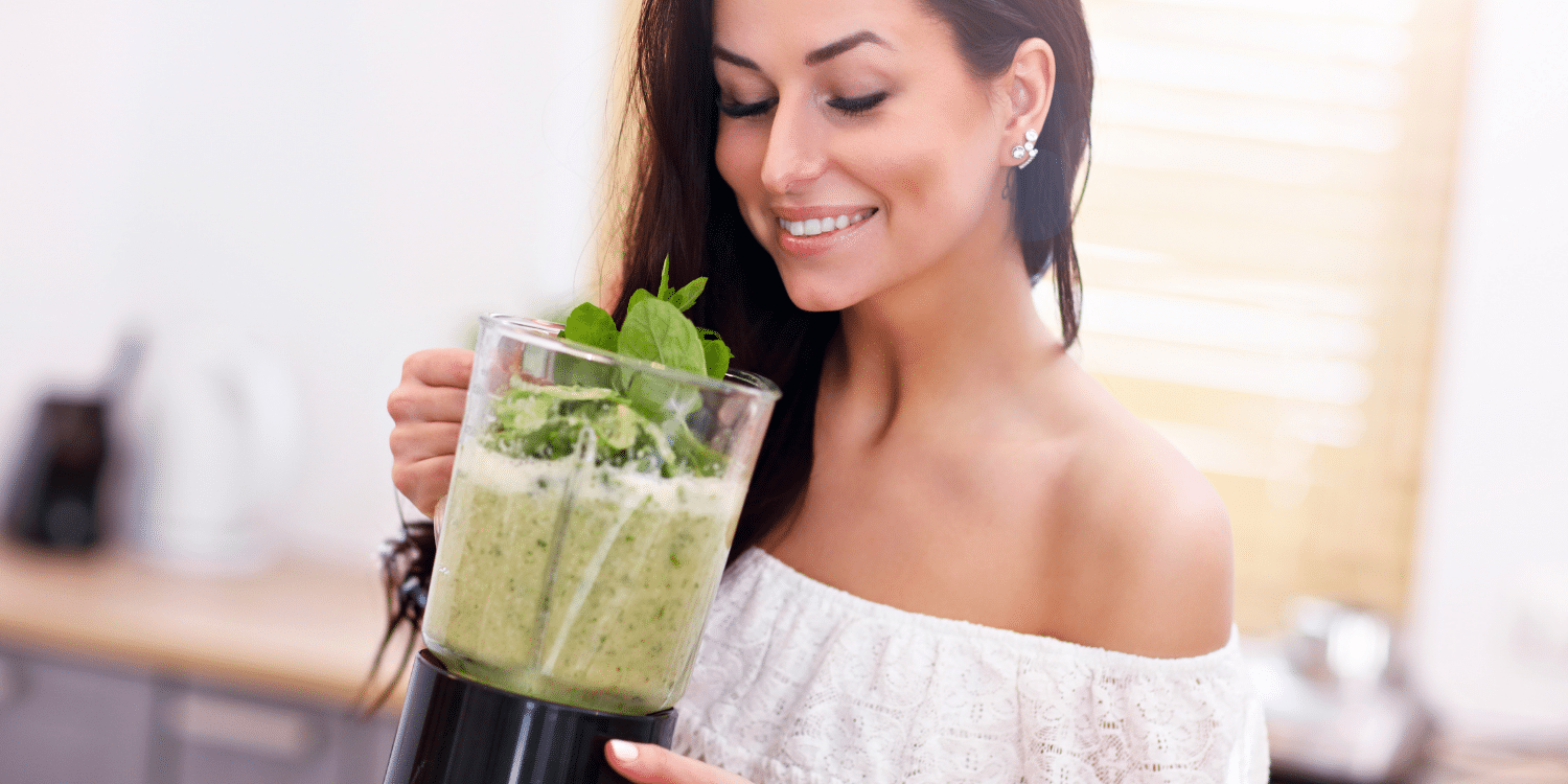 woman making kratom smoothie for period cramps